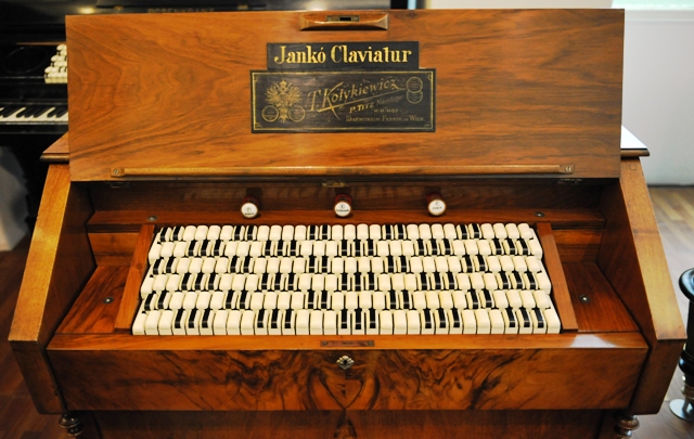 Harmonium-1885